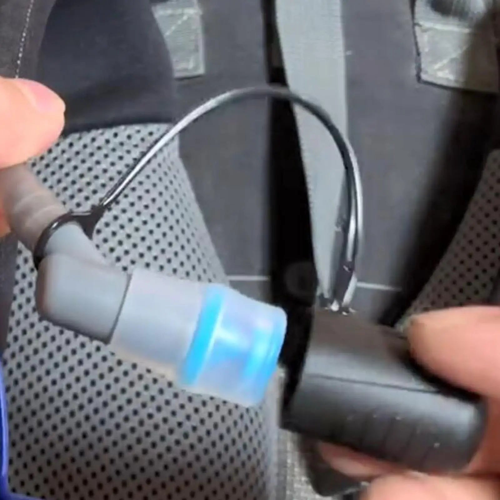 Hydrationrucksack-Schutzkappe mit Befestigungsschlaufe und Düsenschutz