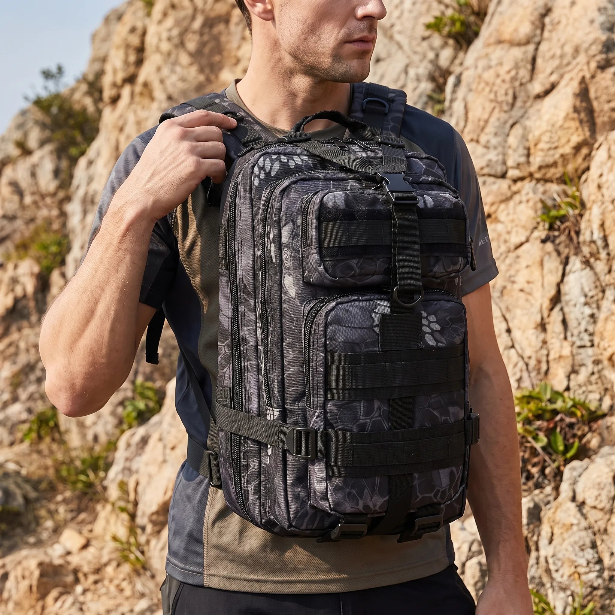 Wanderrucksack mit mehreren Fächern, gepolsterten Trägern und Kompressionsgurten