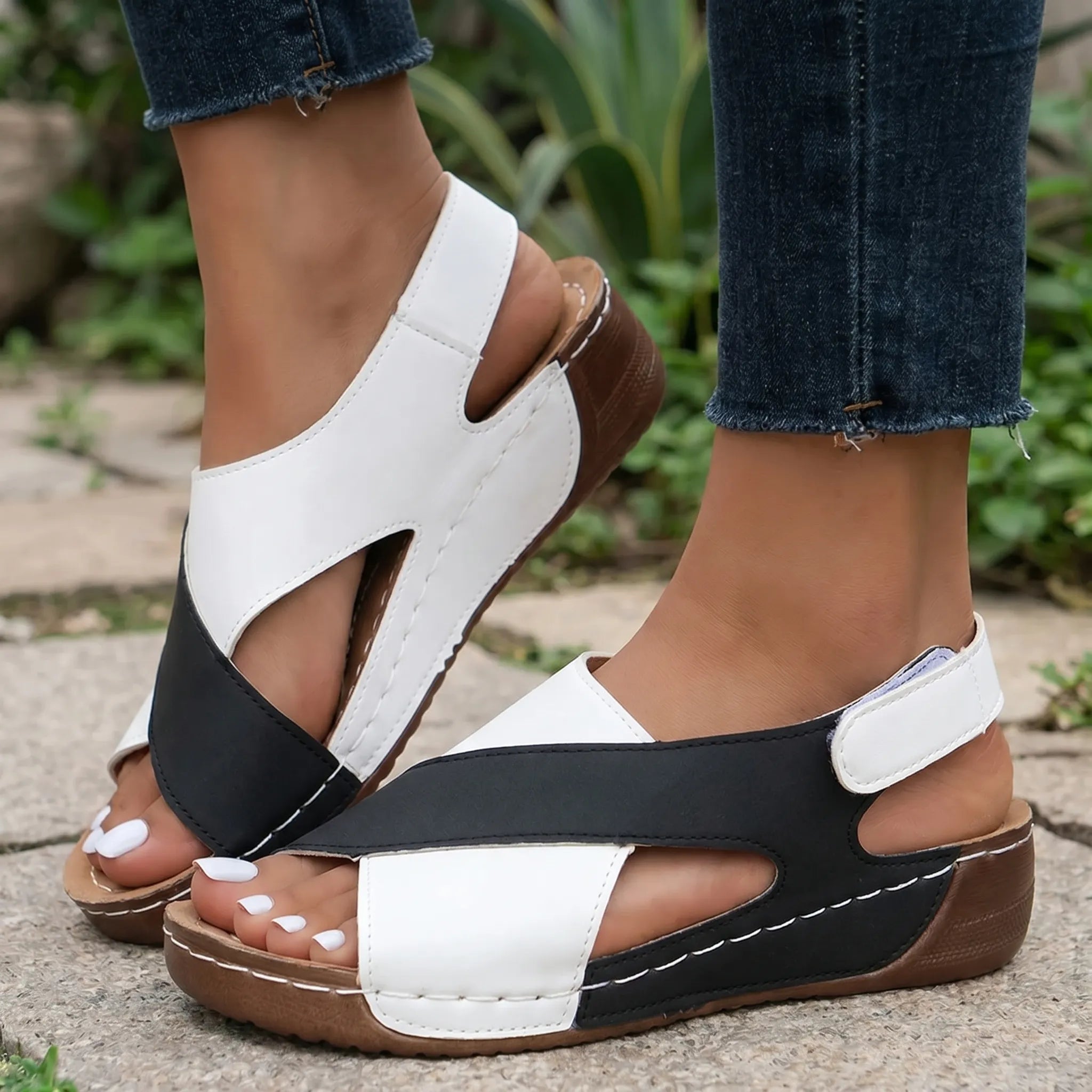 Keilsandalen mit zweifarbigem Kreuzriemen-Design, leichte Sommersandalen