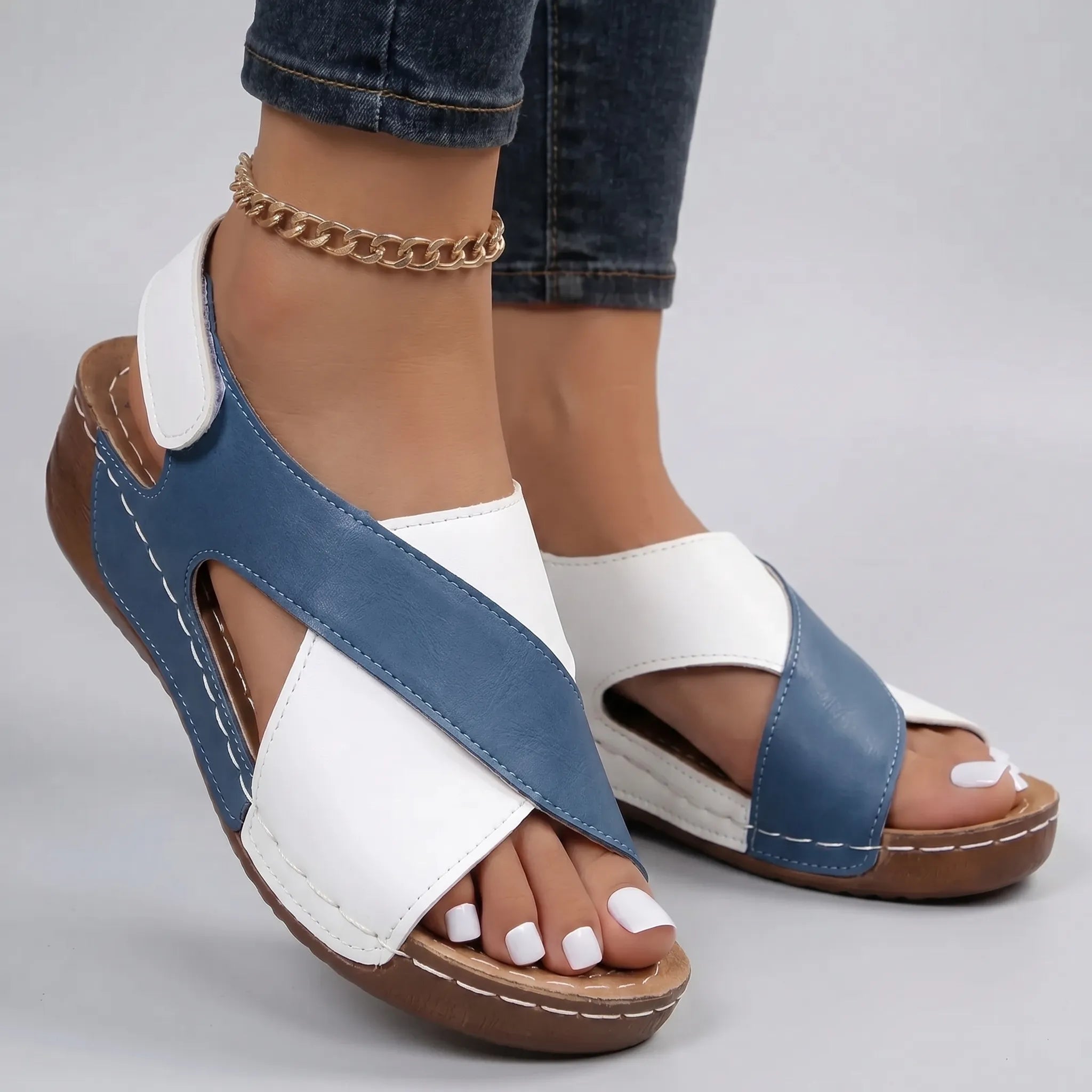 Keilsandalen mit zweifarbigem Kreuzriemen-Design, leichte Sommersandalen