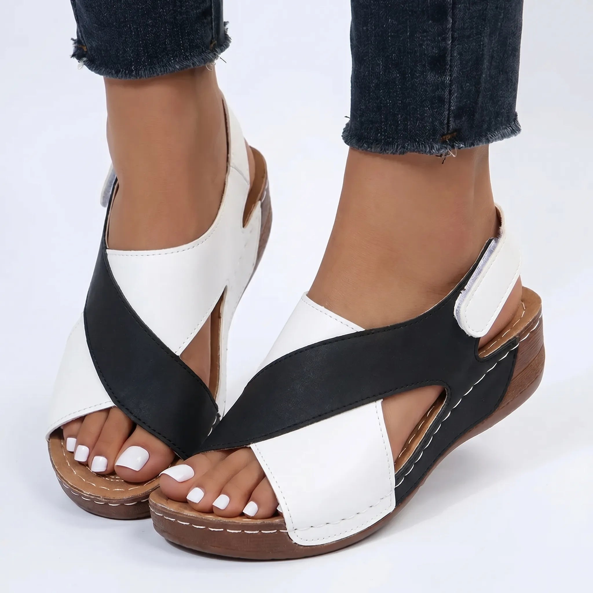 Keilsandalen mit zweifarbigem Kreuzriemen-Design, leichte Sommersandalen