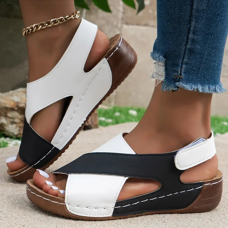 Keilsandalen mit zweifarbigem Kreuzriemen-Design, leichte Sommersandalen