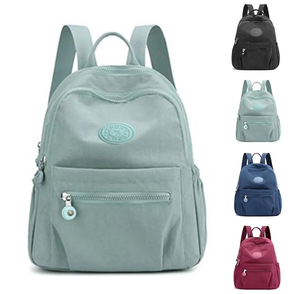 Kompakter Mini-Rucksack mit gepolsterten Schultergurten und Organisationstaschen