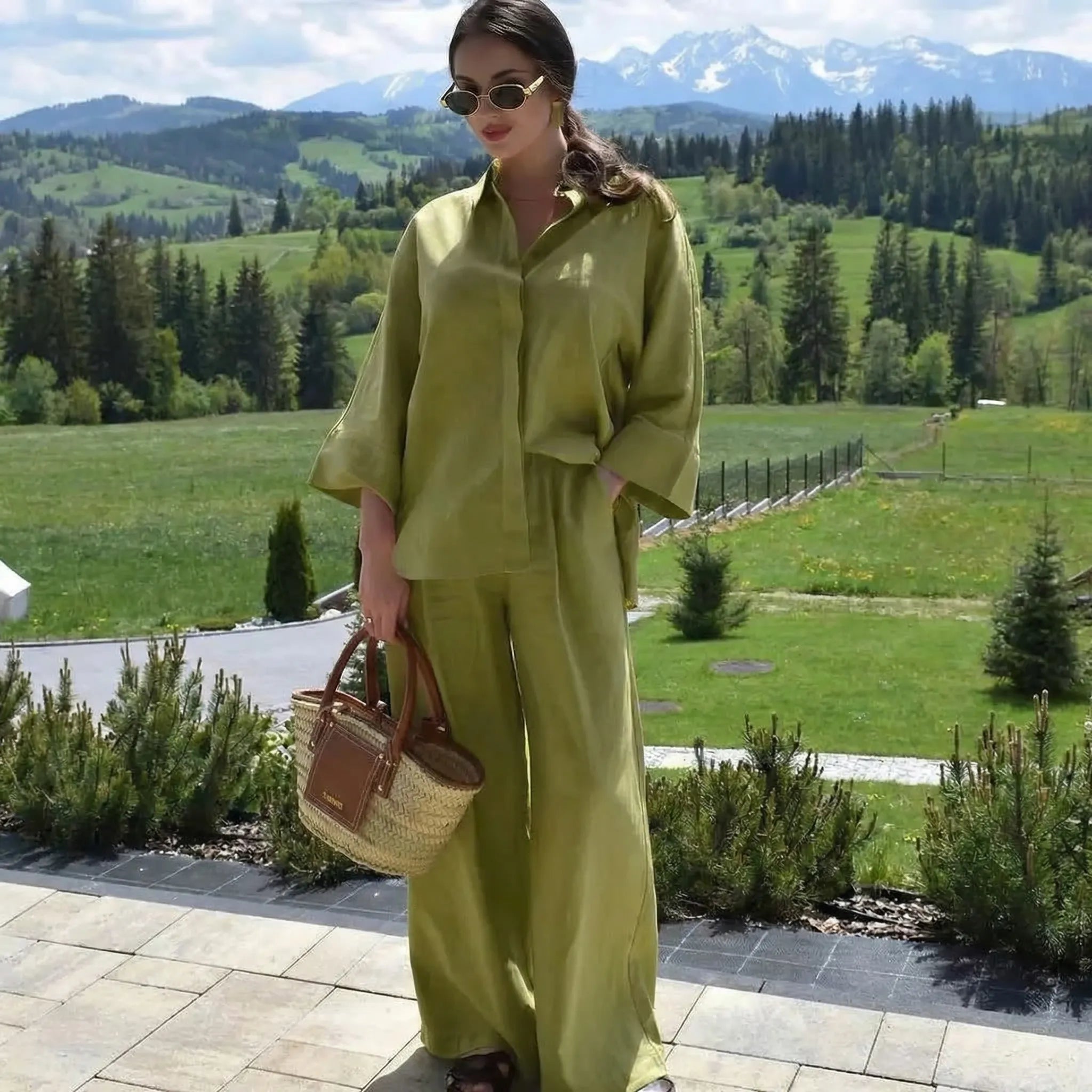 Damen Set mit weiter Hose und Bluse in Salbeigrün, entspannte Passform