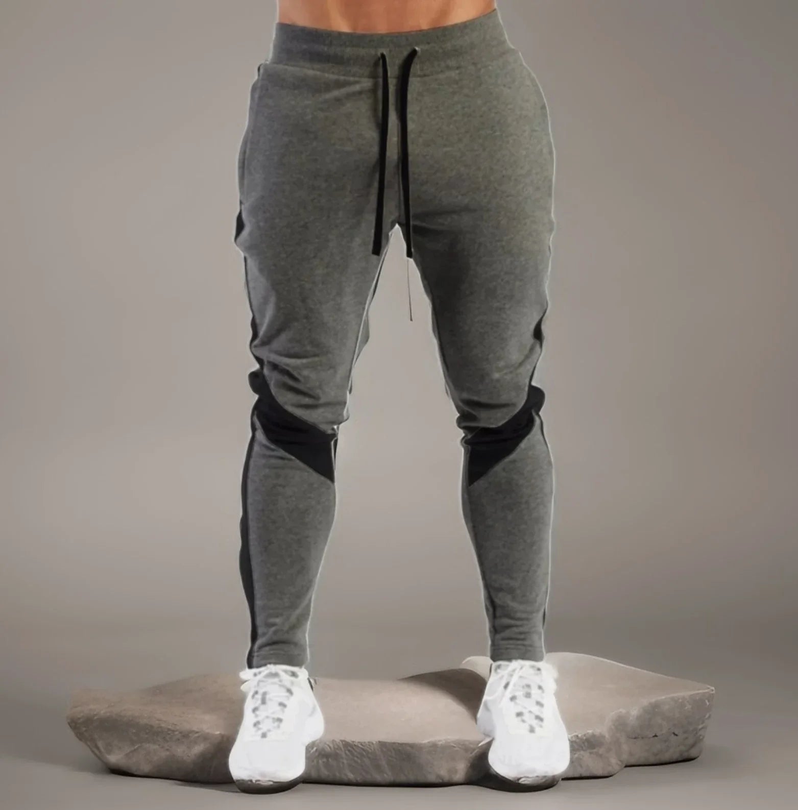 Schlanke athletische Jogger-Hose mit Seitenpanels und Tunnelzug