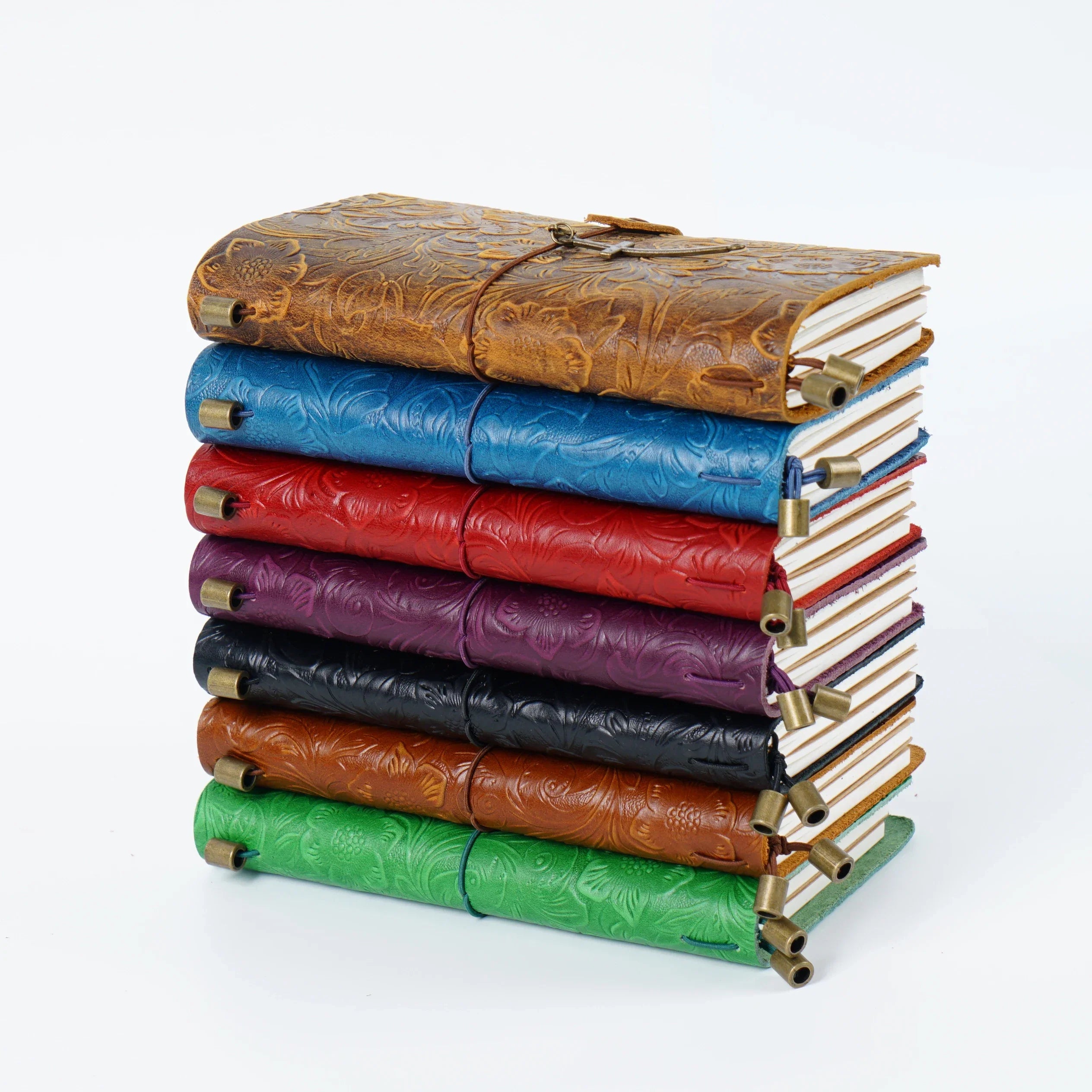 Reisetagebuch A5 mit geprägtem Vintage-Cover und Wickelverschluss