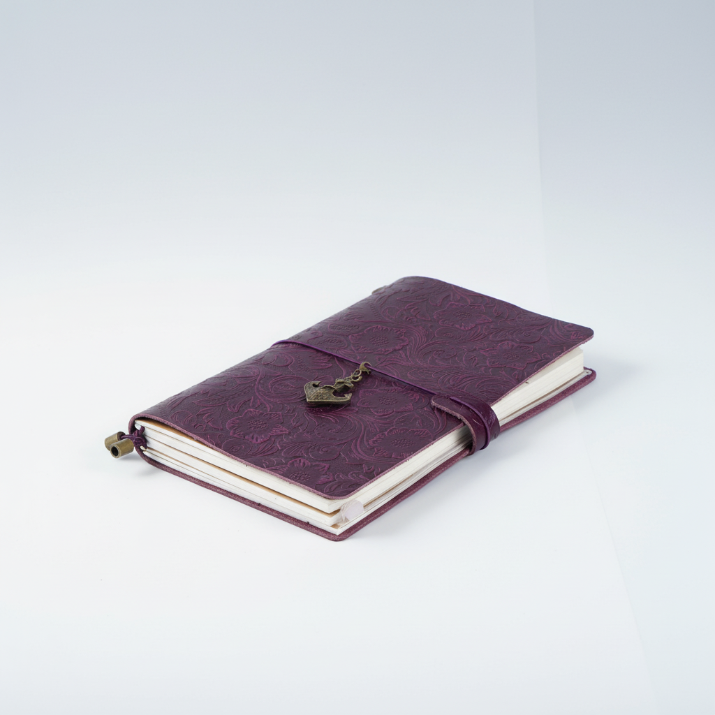 Reisetagebuch A5 mit geprägtem Vintage-Cover und Wickelverschluss