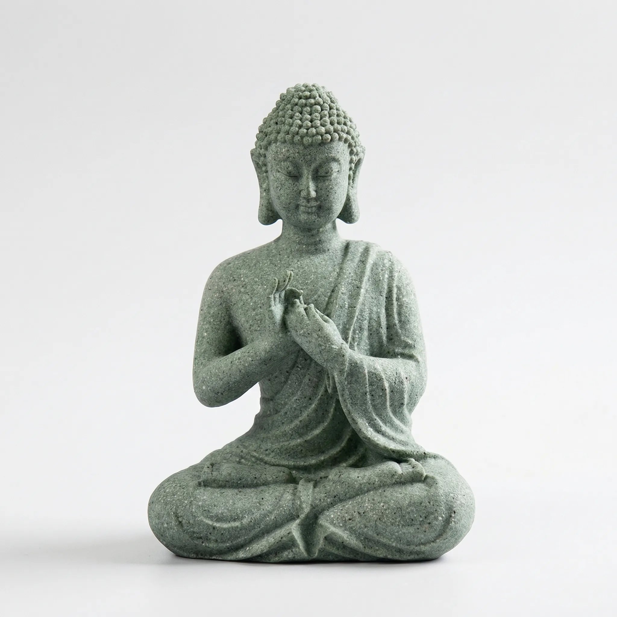 Drei kleine Buddha-Figuren mit Meditationshaltungen und Salbeigrün-Steinfinish