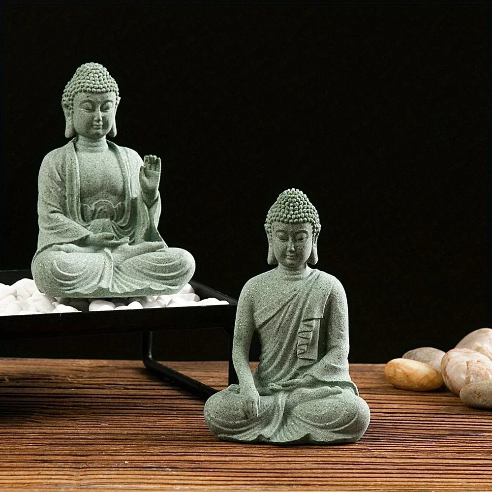 Drei kleine Buddha-Figuren mit Meditationshaltungen und Salbeigrün-Steinfinish