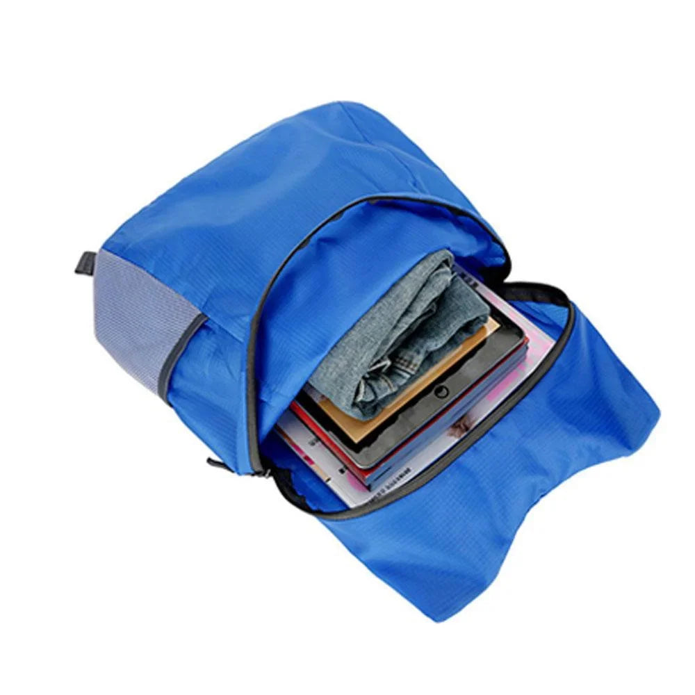 Ultraleichter faltbarer Tagesrucksack mit wasserabweisender Außenseite und atmungsaktiven Mesh-Gurten