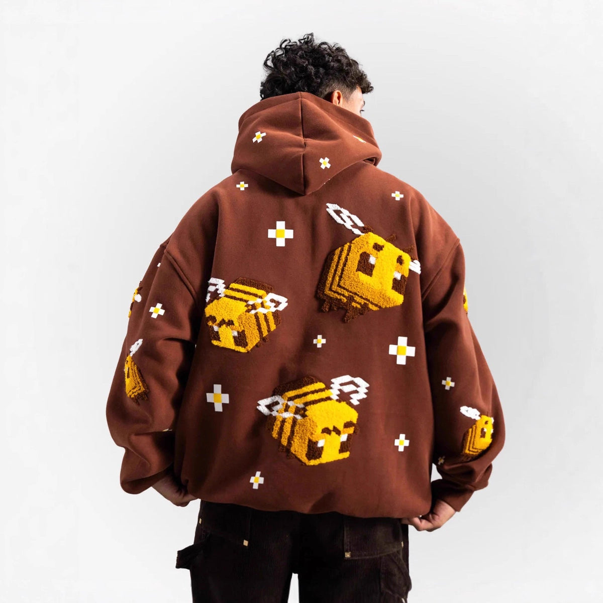 Unisex Kapuzenpullover mit eingestricktem Pixel-Bienenmotiv und aufgesetzter Kängurutasche