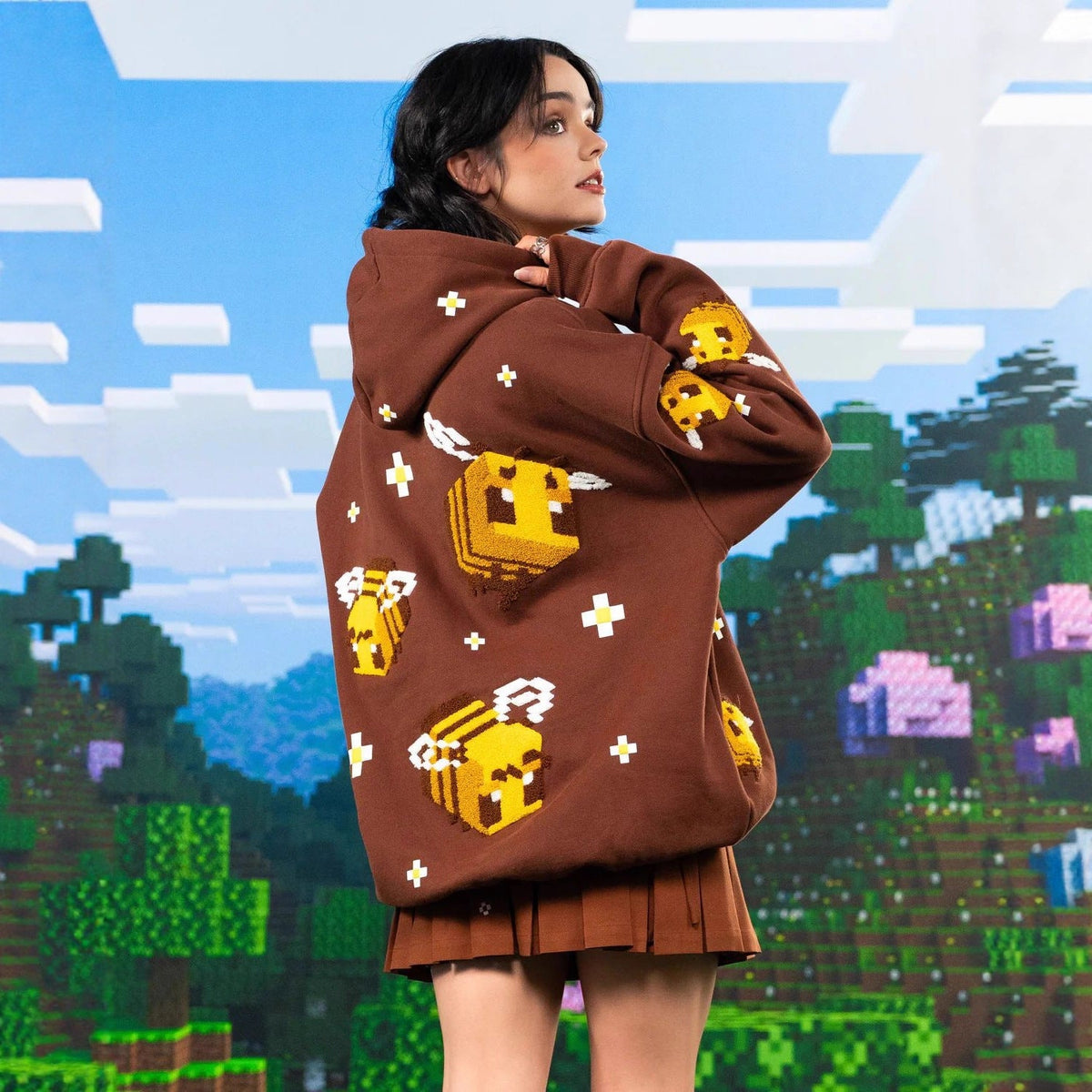 Unisex Kapuzenpullover mit eingestricktem Pixel-Bienenmotiv und aufgesetzter Kängurutasche