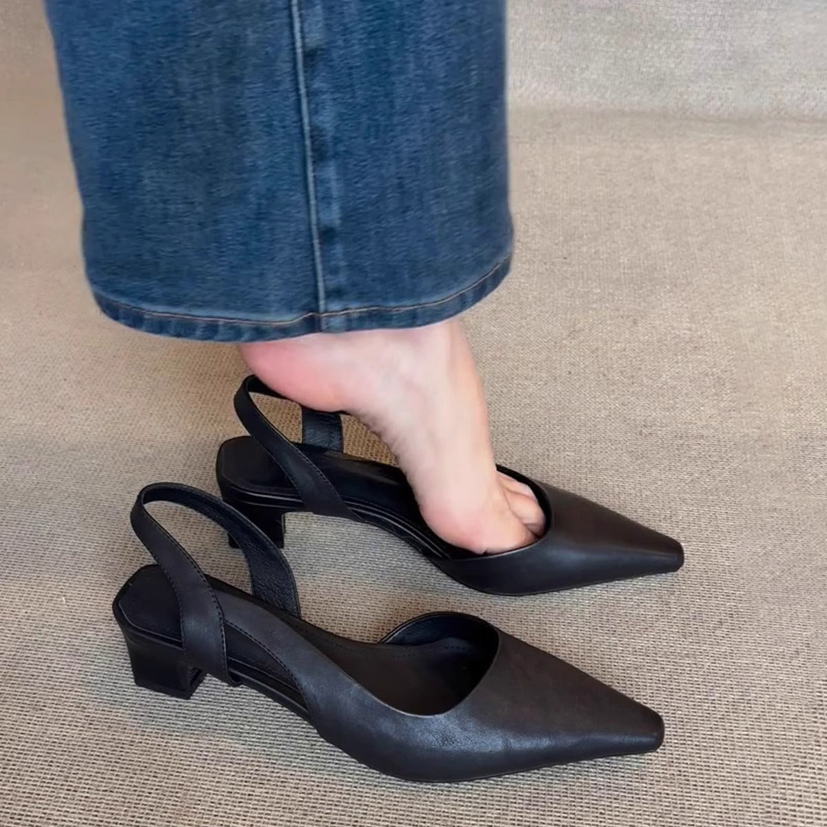 Sandalen – spitze Vorderkappe, dicker Absatz, minimalistisch
