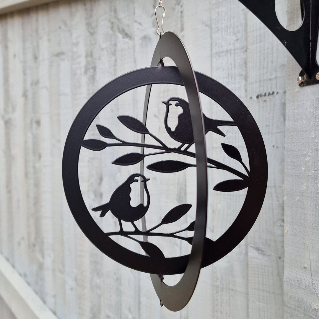 Zwei Rotkehlchen hängender Silhouetten-Orbit-Spinner