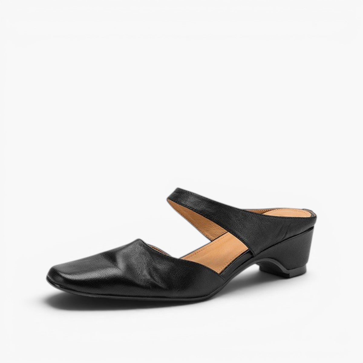 Amelie Ledermules mit quadratischer Zehenpartie