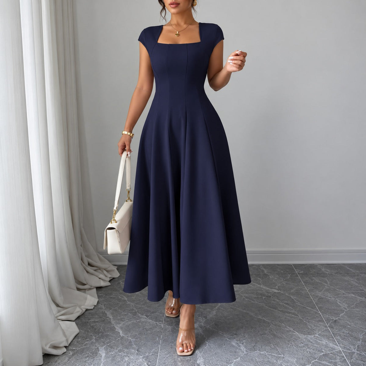 Kleid mit quadratischem Ausschnitt und ausgestelltem Rock