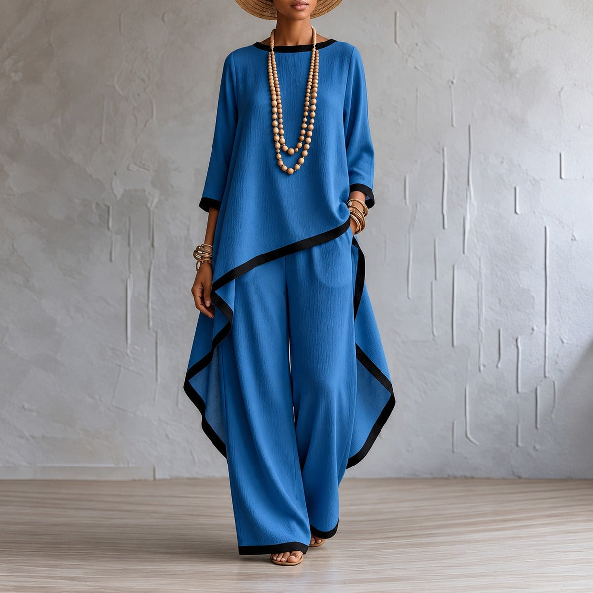 Set mit asymmetrischer Bluse, Bundfaltenhose und kontrastierenden Details