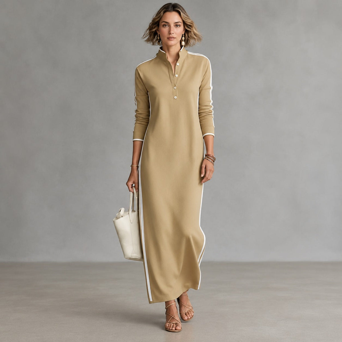 Kleid mit Polokragen, seitlichen Streifen und langer Schnittform