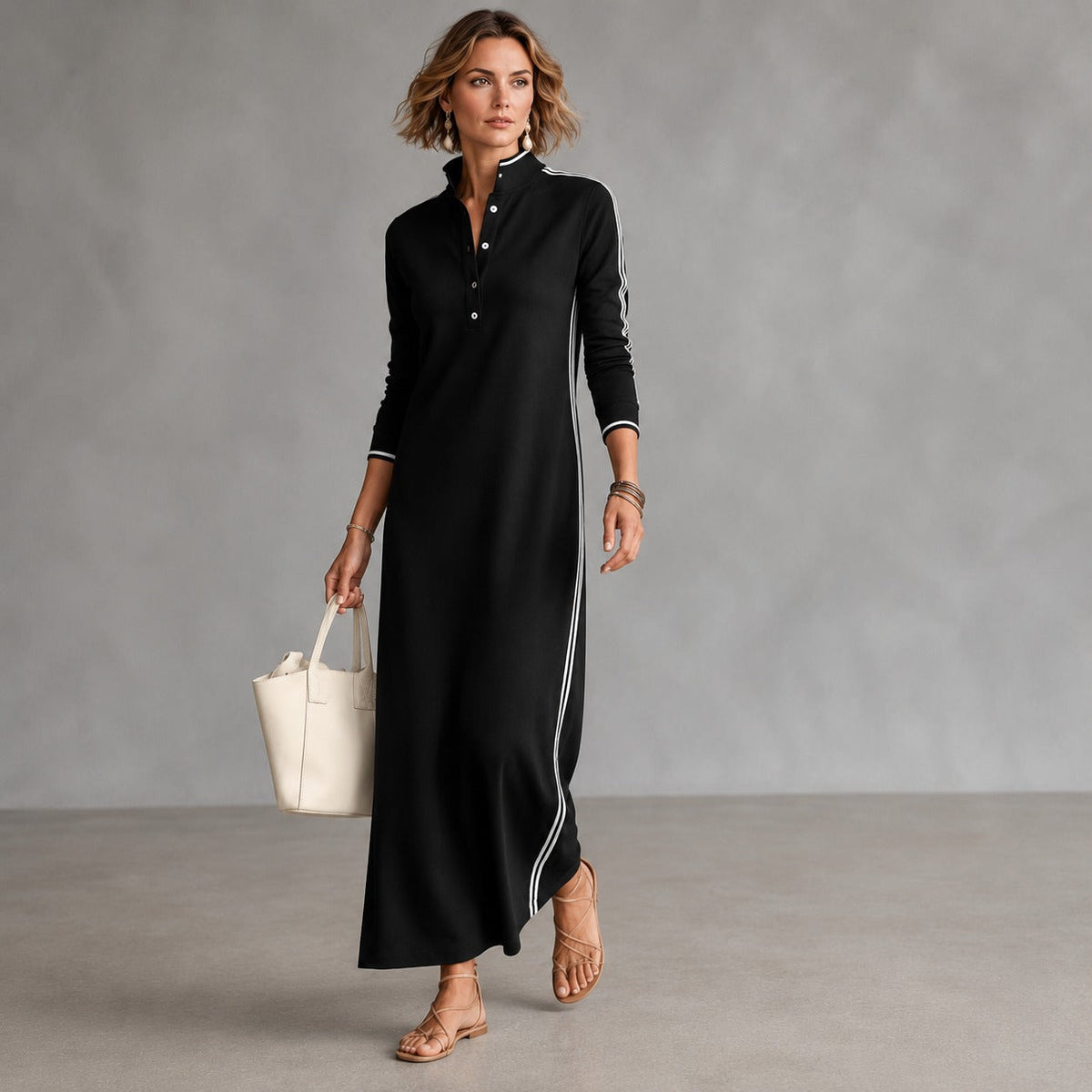 Kleid mit Polokragen, seitlichen Streifen und langer Schnittform