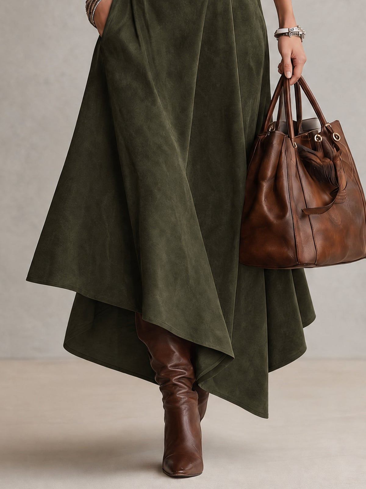 Olivgrünes Stretch-Rollkragentop und asymmetrischer Kunstwildlederrock Set (mit Gürtel)