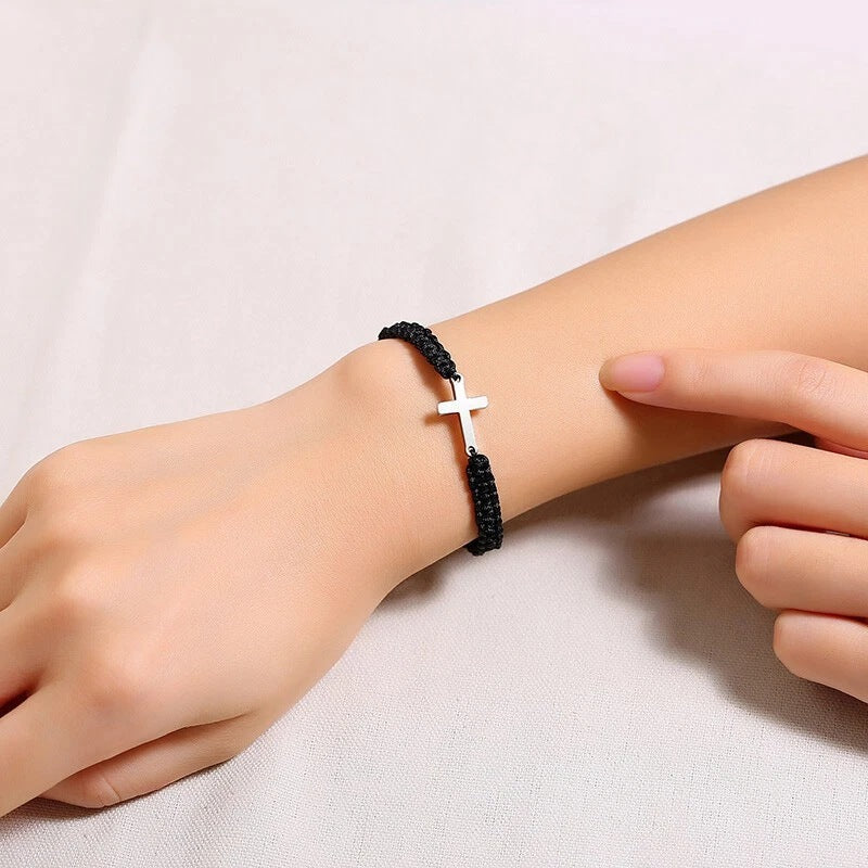 Kreuz-Anhänger geflochtenes Armband - verstellbares schwarzes Kordel mit silberfarbenem seitlichem Kreuz