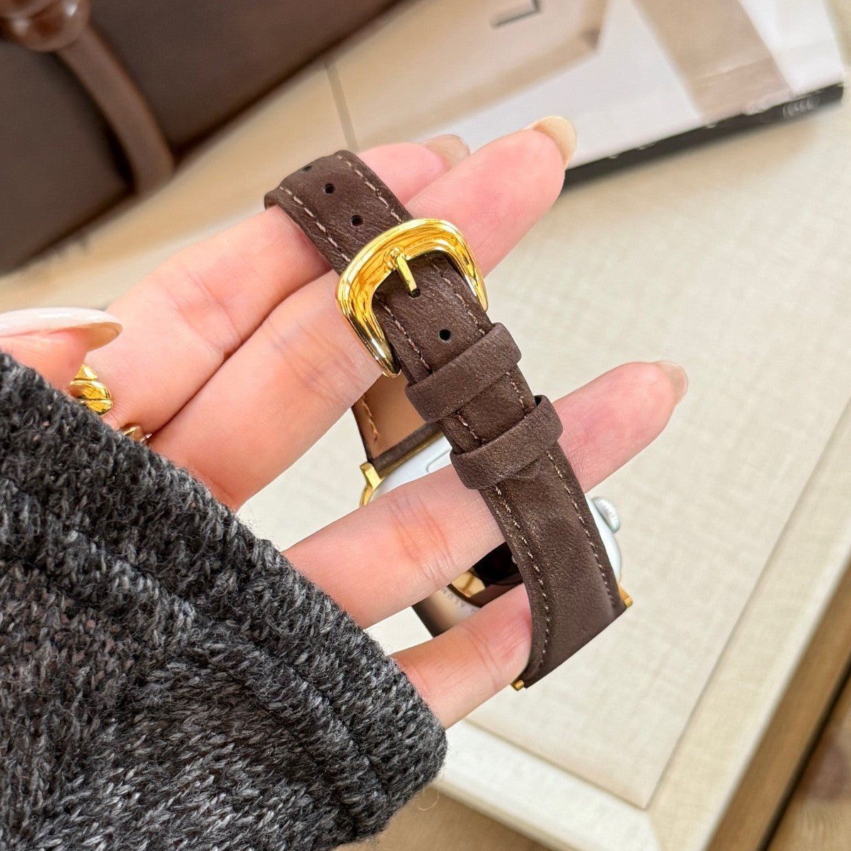 Armband aus Spaltleder für Apple Watch, glatte Oberfläche, Dornschließe, Modell Mathilda