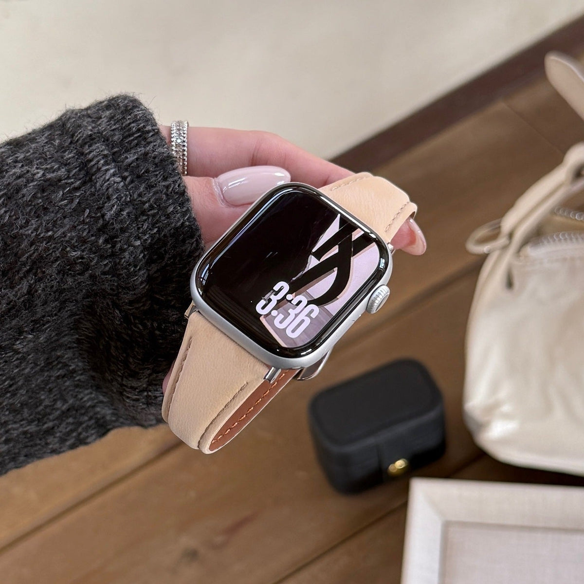 Armband aus Spaltleder für Apple Watch, glatte Oberfläche, Dornschließe, Modell Mathilda