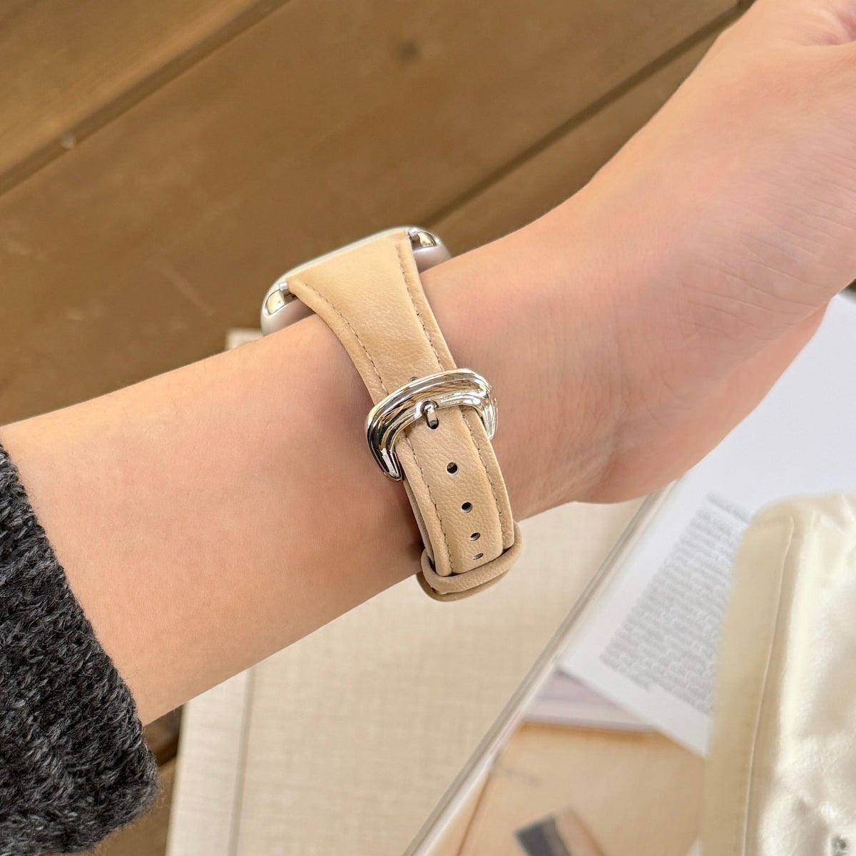 Armband aus Spaltleder für Apple Watch, glatte Oberfläche, Dornschließe, Modell Mathilda