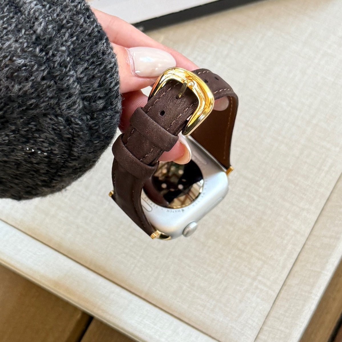 Armband aus Spaltleder für Apple Watch, glatte Oberfläche, Dornschließe, Modell Mathilda