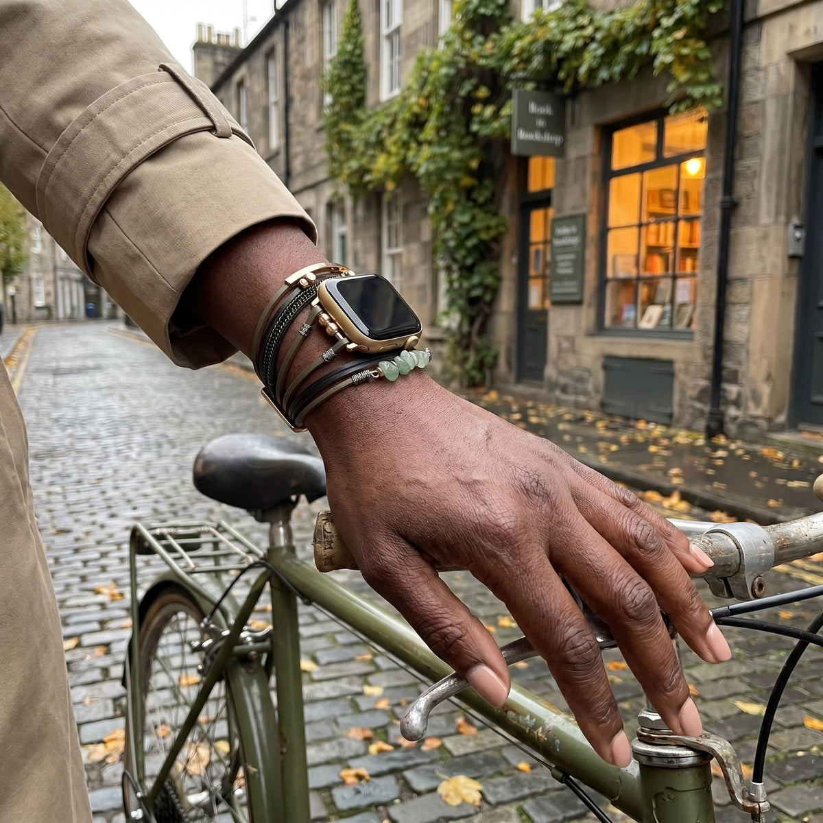 Damen-Uhrenarmband mit mehreren Kordeln, goldenen Details und grünen Steinen, elegantes Handgelenk-Accessoire