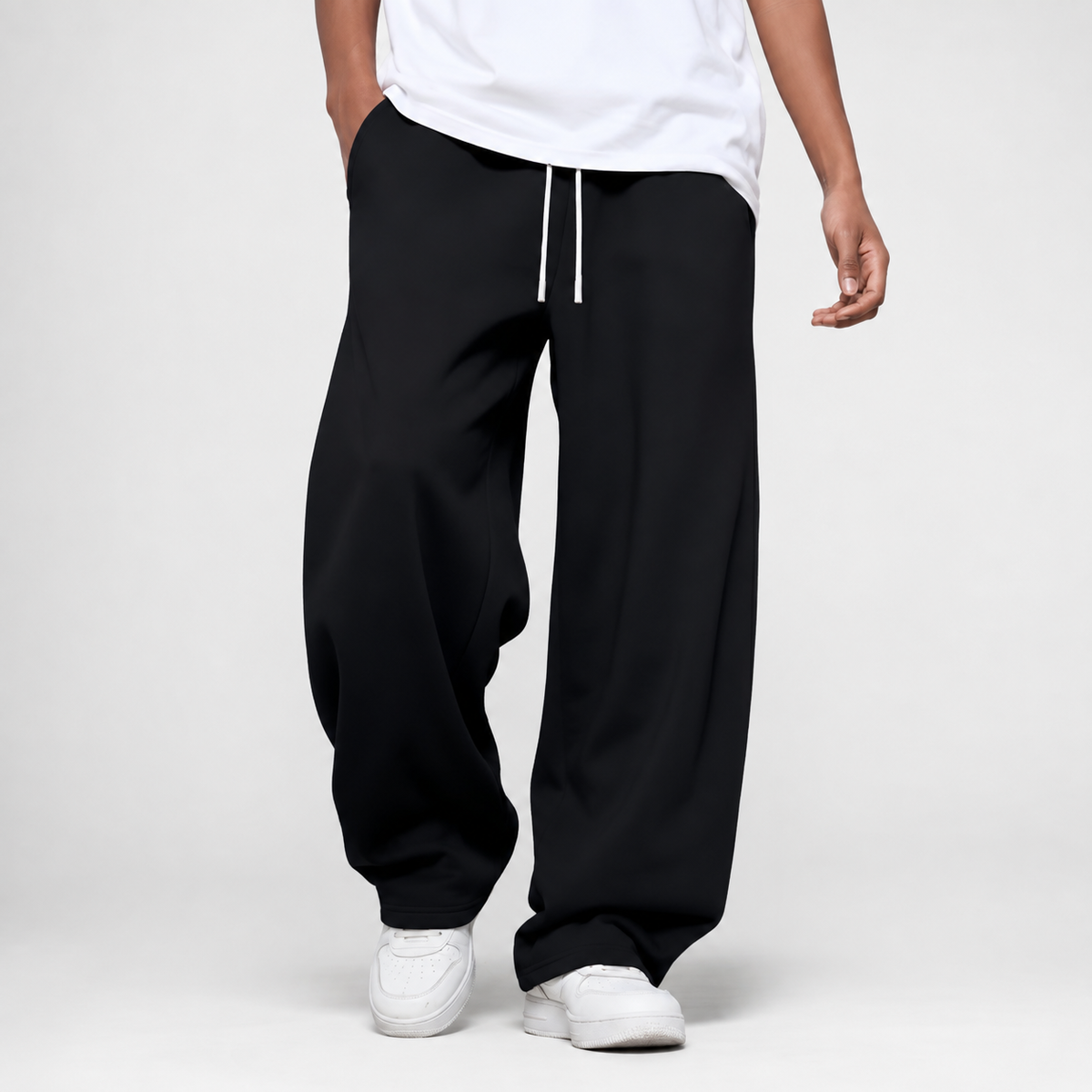 Locker sitzende und lange Jogginghose