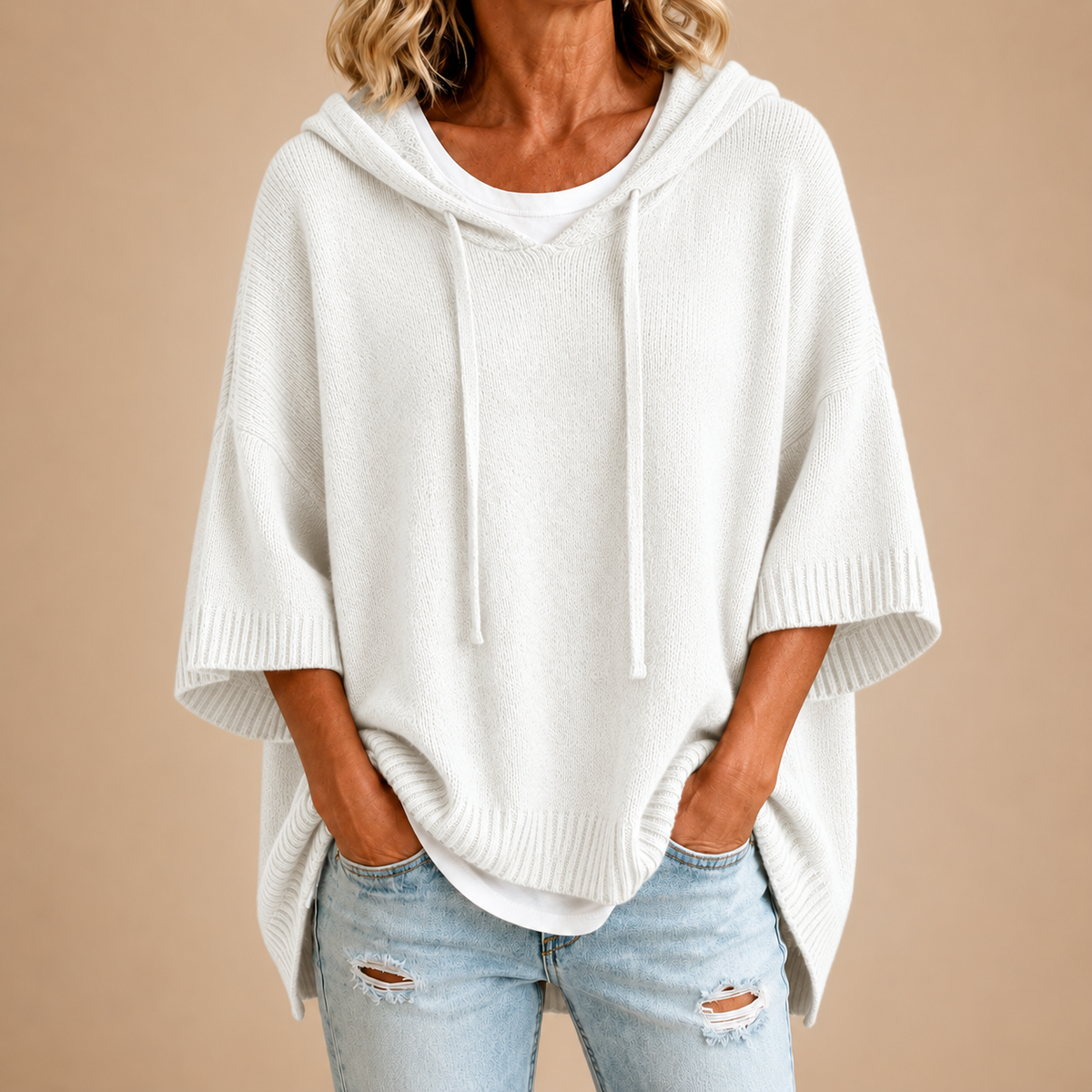 Poncho aus Strick mit Kapuze und Dreiviertelärmel